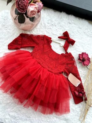 Robe rouge avec broche – Image 4
