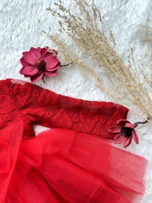 Robe rouge avec broche – Image 5