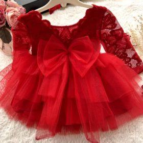 Robe rouge avec broche