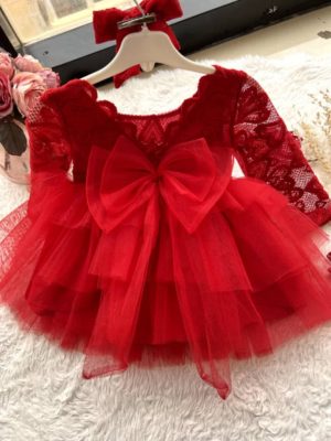 Robe rouge avec broche