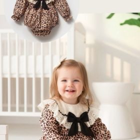 Léopard bebe avec accessoire cheveux noir