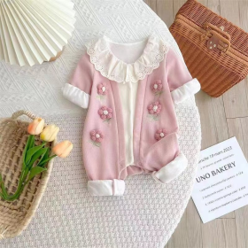 Barboteuse en maille rose à fleurs brodées en 3D