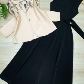 Robe noir avec blazer beige