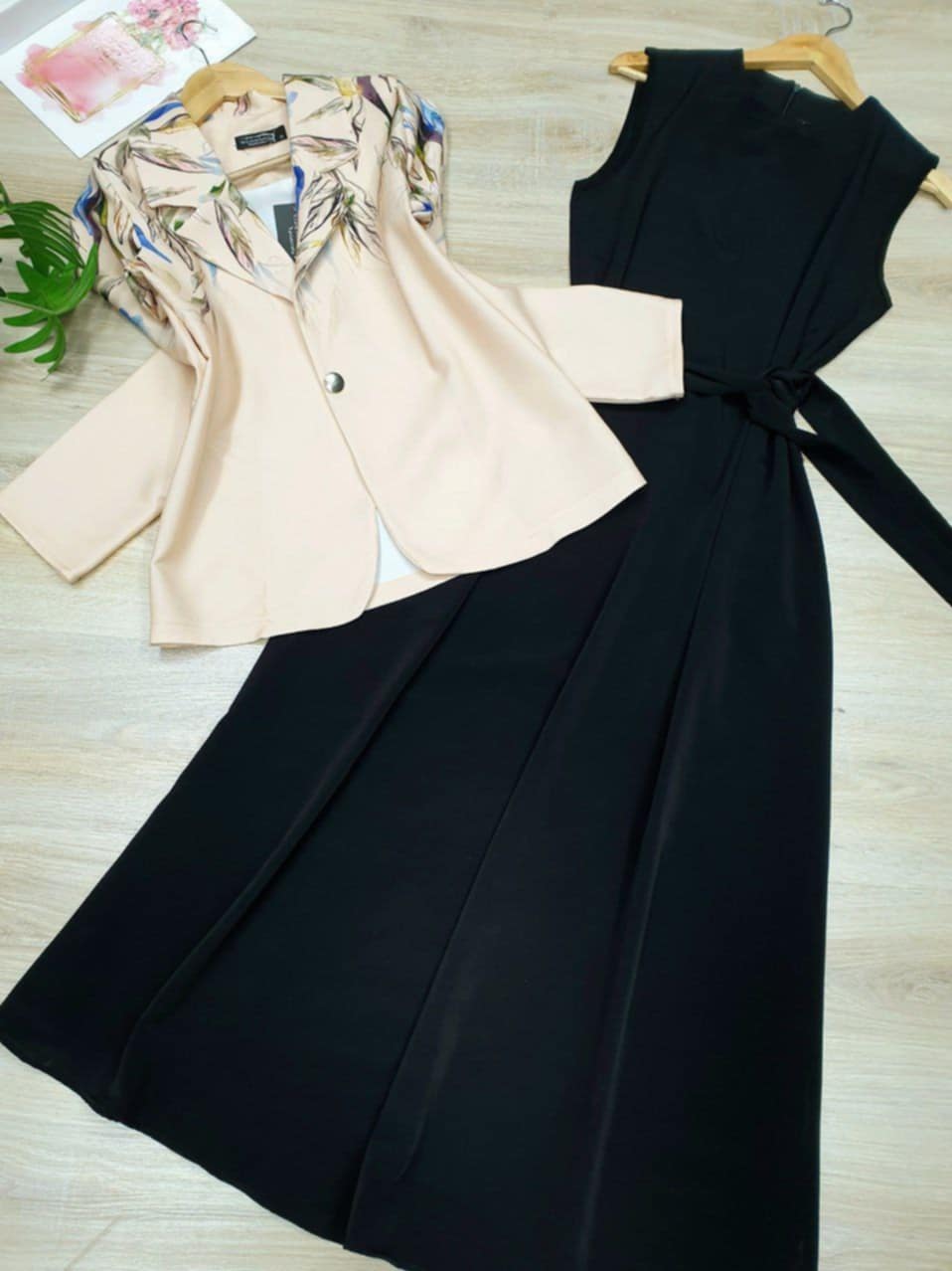 c7e5078e-588b-4133-9793-62e920c11a25 Robe noir avec blazer beige – Image 1